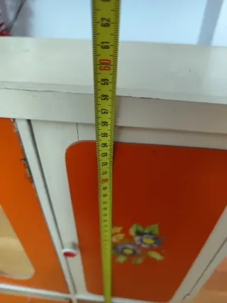 Armario de muñecas vintage naranja