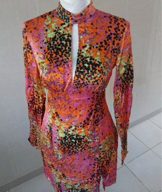 Vestido estampado naranja y rosa