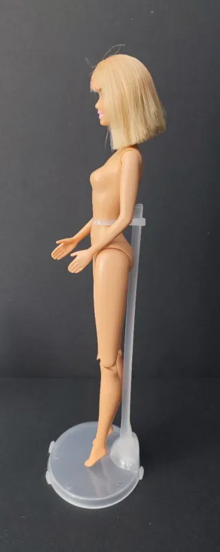 Barbie anni 2000 con capelli corti e piccolo difetto al ginocchio