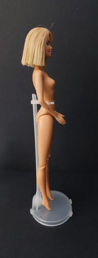 Barbie anni 2000 con capelli corti e piccolo difetto al ginocchio