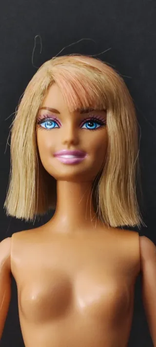 Barbie anni 2000 con capelli corti e piccolo difetto al ginocchio