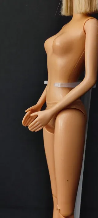 Barbie anni 2000 con capelli corti e piccolo difetto al ginocchio