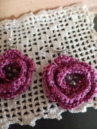 Orecchini uncinetto viola e argento