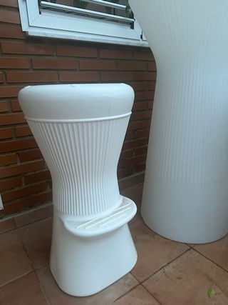 Mesa alta con luz  y 2 taburetes exterior blancos