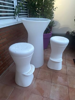 Mesa alta con luz  y 2 taburetes exterior blancos