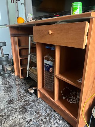 Escritorio de madera con cajón