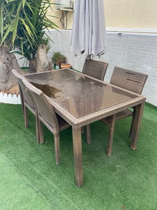 Mesa de comedor y 4 sillas de mimbre