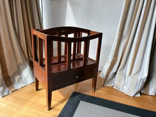 Revistero de madera con cajón