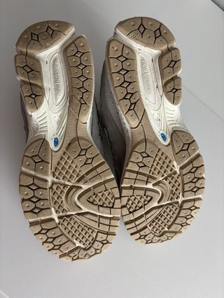 New Balance 2002R Gris Talla 44