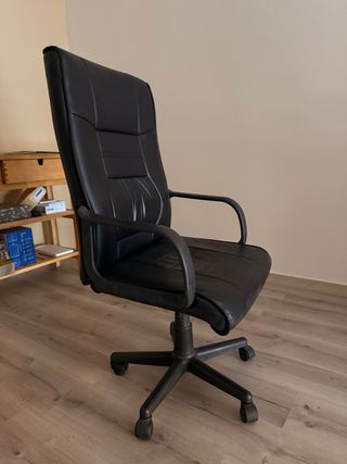 Silla de oficina piel negra  muy poco uso