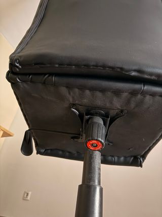 Silla de oficina piel negra  muy poco uso