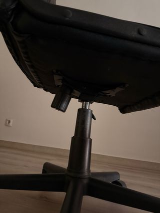 Silla de oficina piel negra  muy poco uso