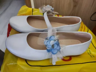 Vestido de comunión niña blanco y azul empolvado.