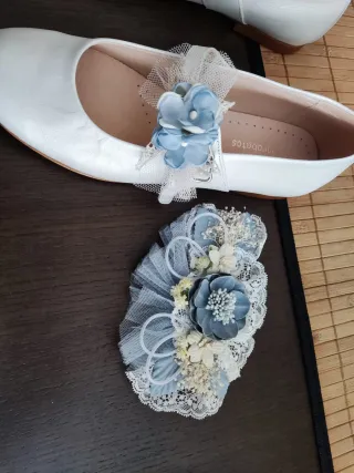 Vestido de comunión niña blanco y azul empolvado.