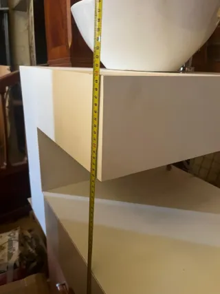 Mueble de baño con lavabo y grifo