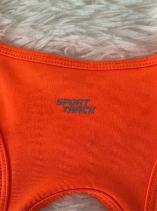 Top deportivo naranja con tirantes cruzados