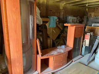 Mueble de comedor de madera y cristal