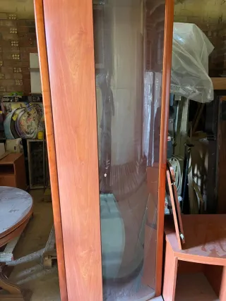 Mueble de comedor de madera y cristal