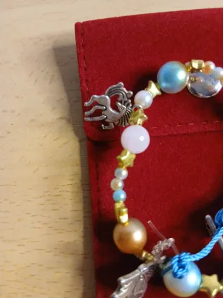 Pulsera con Dijes y Abalorios + regalo