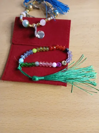 Pulsera con Dijes y Abalorios + regalo