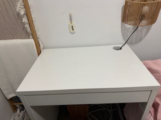 Mesa de estudio con cajón