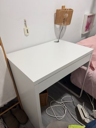 Mesa de estudio con cajón