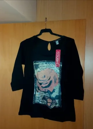 Camiseta Venca negra con estampado floral