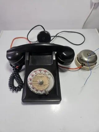 Teléfono antiguo negro