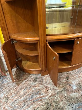 Mueble de salón de madera y cristal