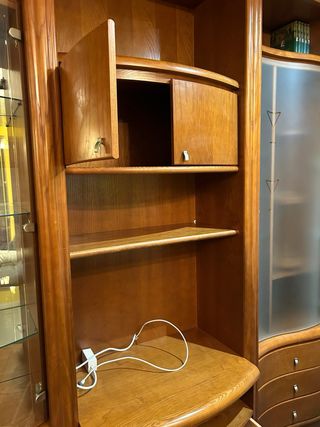 Mueble de salón de madera y cristal