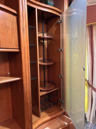 Mueble de salón de madera y cristal