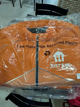 Chaqueta y Mochila Just Eat Talla M 30€ cada cosa