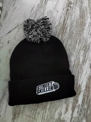 Gorro de lana negro con pompón