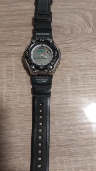 Reloj Casio AQW-101 Termosensor,no tiene la bateri