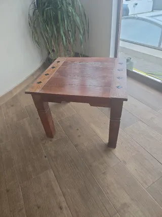 Mesa de madera rústica con forja