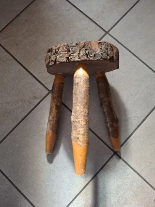 Sgabello in legno grezzo