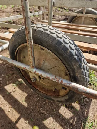 Carrito de carga metálico con ruedas