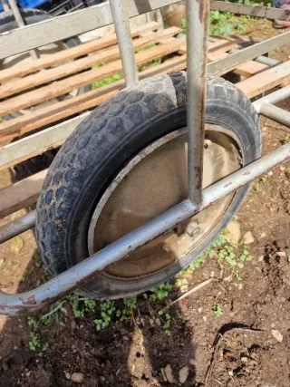 Carrito de carga metálico con ruedas