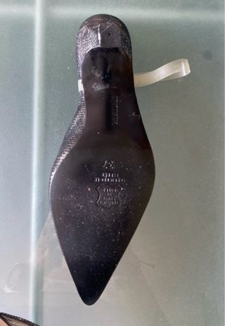 Mules negros y plateados. zapato de tacón