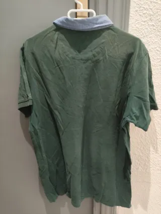 Polo verde cuello azul hombre