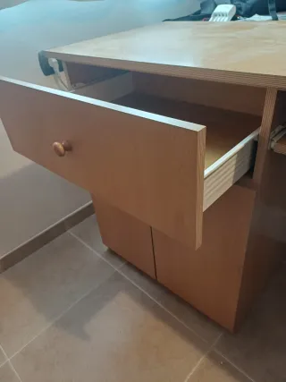 Escritorio de madera con cajones