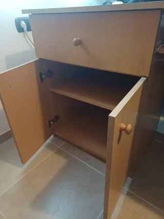 Escritorio de madera con cajones