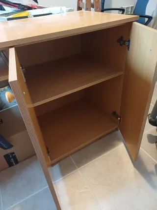 Escritorio de madera con cajones