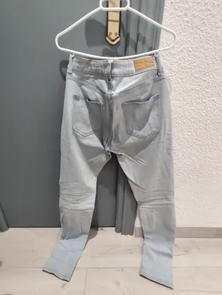 Vaqueros hombre azul claro