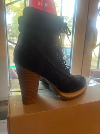 Botines negros    De  Blanco