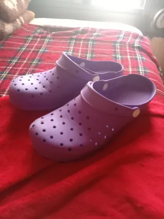 Zuecos Feliz Caminar Morados Talla 39, desperfecto