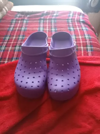 Zuecos Feliz Caminar Morados Talla 39, desperfecto