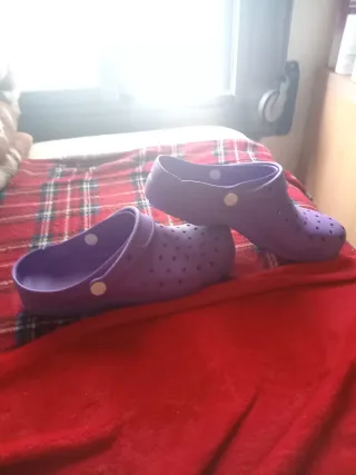 Zuecos Feliz Caminar Morados Talla 39, desperfecto