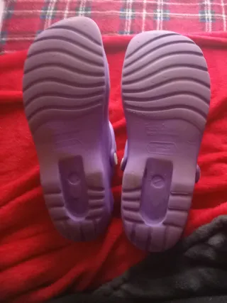 Zuecos Feliz Caminar Morados Talla 39, desperfecto
