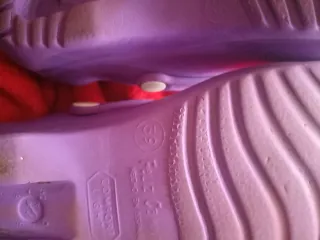 Zuecos Feliz Caminar Morados Talla 39, desperfecto